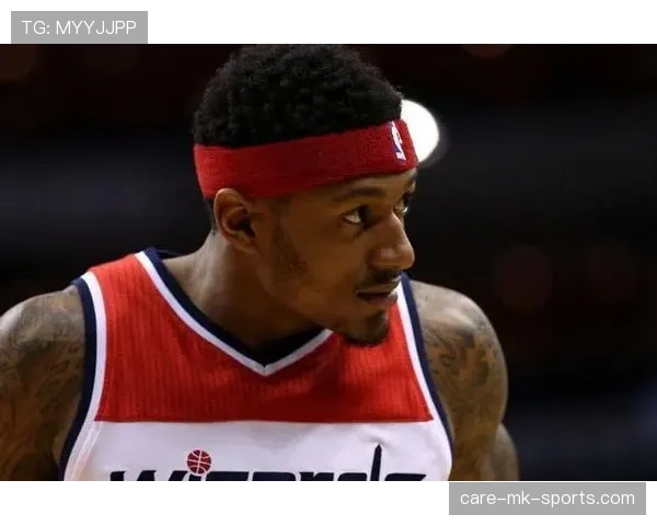 比尔无球跑动拉开空间，改变奇才进攻结构